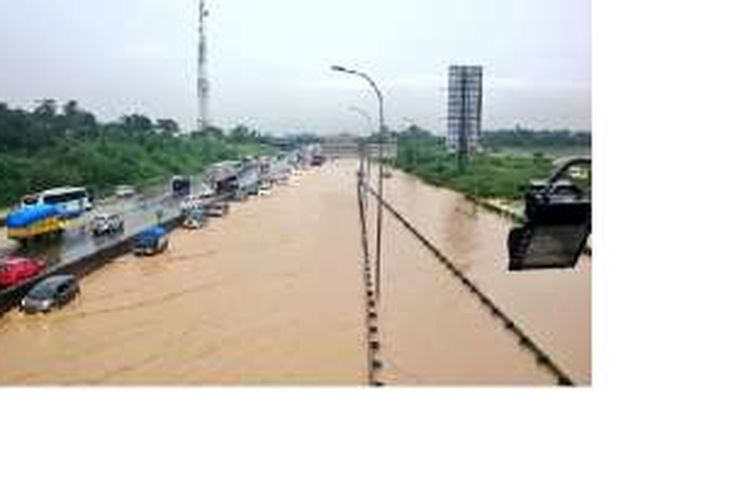 Banjir di exit tol Cikarang, Minggu (14/2/2016)