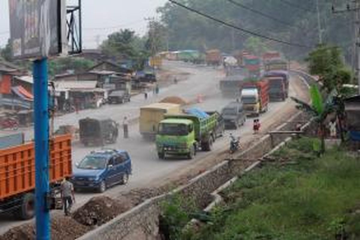 Arus lalu lintas yang didominasi kendaraan barang terjadi di pertigaan Jalan Soekarno Hatta-Jalan Teluk Ambon, Bandar Lampung, Lampung, Selasa (23/7/2013).