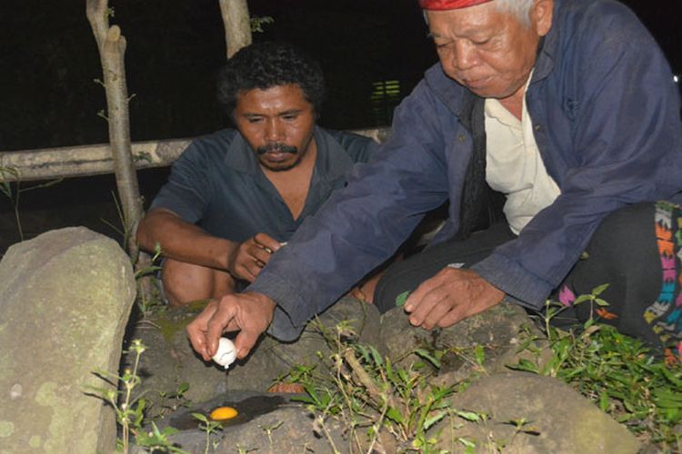 Tua adat suku Nggai, Kampung Munde, Desa Komba, Kecamatan Kota Komba, Manggarai Timur, Flores, Nusa Tenggara Timur, Selasa (3/4/2018), melaksanakan ritual Peting Ghan Nalun Weru.