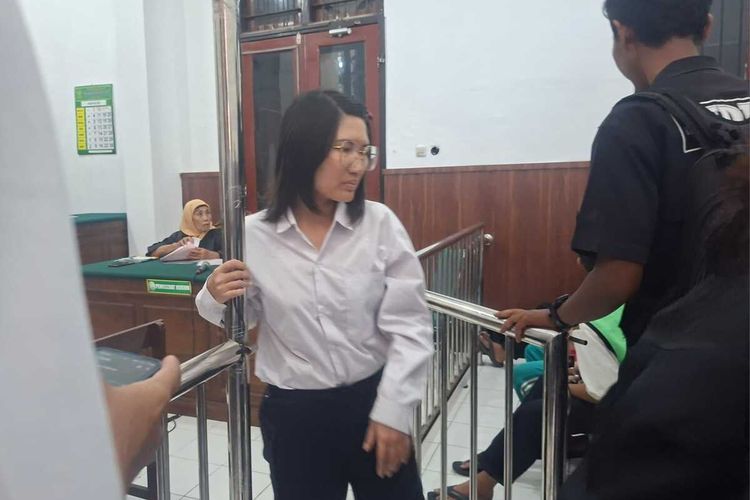 Amelia Hutomo Candra, terdakwa kasus penipuan investasi bodong saat sidang di PN Surabaya, Rabu (12/8/2025).