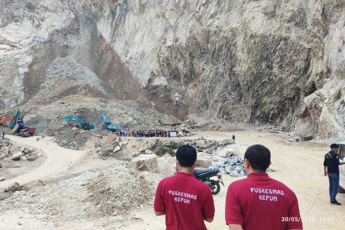 Kejadian tanah longsor Cirebon, tepatnya di Gunung Kuda (Galian C), Desa Cipanas, Kecamatan Dukupuntang, Kabupaten Cirebon, pada Jumat (30/5/2025).