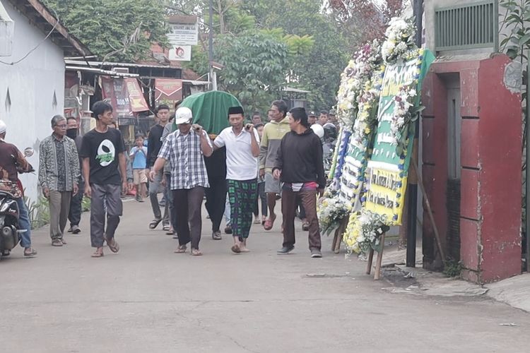 Ratusan warga, baik sanak-saudara serta rekan-rekan Ardiansyah salah seorang Pramugara KA Turangga yang menjadi korban meninggal dunia pada insiden kecelakaan kereta yang terjadi di Cicalengka, Kabupaten Bandung, Jawa Barat, kemarin