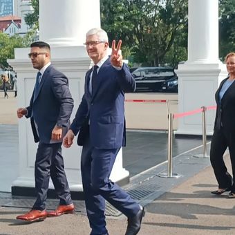 CEO Apple, Tim Cook saat tiba di Istana Kepresidenan, Jakarta pada Rabu (17/4/2024) untuk bertemu Presiden Joko Widodo.