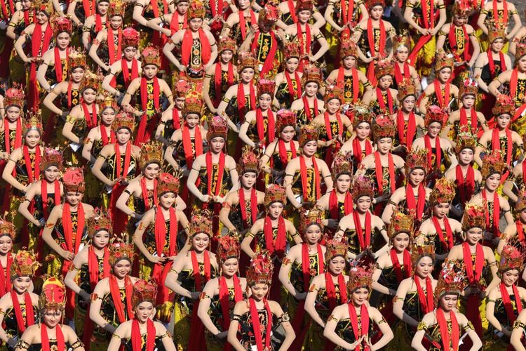 Penari saat menampilkan tarian di gelaran Gandrung Sewu Banyuwangi.