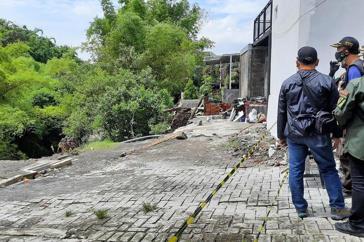 Situasi di sebuah perumahan di Kelurahan Bunulrejo, Kecamatan Blimbing, Kota Malang, Jawa Timur yang terkena longsor pada Senin (18/1/2021) sore.