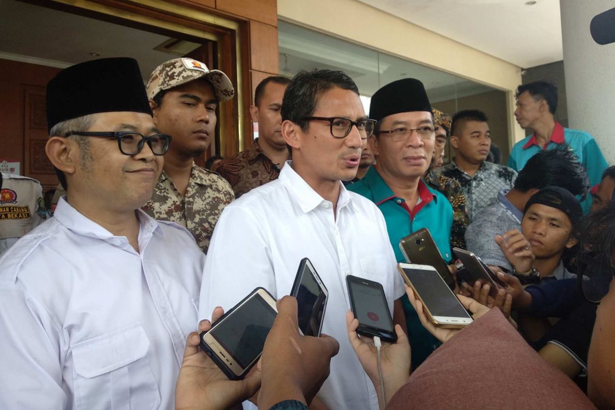 Calon Wakil Wali Kota Bekasi Adhy Firdaus, Wakil Gubernur DKI Jakarta Sandiaga Uno, dan Calon Wali Kota Bekasi Nur Supriyanto di Bekasi, Minggu (1/4/2018).