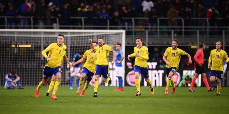 Timnas Swedia merayakan kesuksesan lolos ke putaran final Piala Dunia 2018 setelah bermain imbang 0-0 dengan Italia di Stadion Giuseppe Meazza, Selasa (14/11/2017) dini hari WIB.