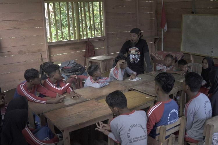 Dompet Dhuafa bersama sejumlah public figur mengadakan gerakan sosial bertema Sisir Kota Pesisir yang bertujuan untuk membangun sekolah layak bagi anak-anak di pesisir beranda Indonesia yang berlangsung pekan lalu di Seram Barat, Maluku.