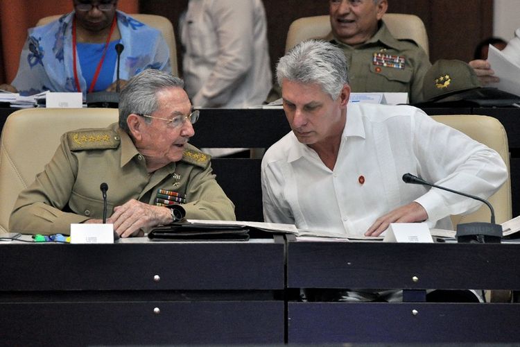 Foto yang diambil pada 14 Juli 2017 memperlihatkan President Kuba Raul Castro (kiri) berbincang dengan Wapres Miguel Diaz-Canel dalam Komite Kerja Permanan Dewan Nasional Kuba. 