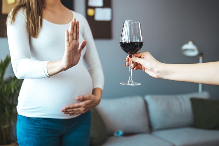 Ilustrasi ibu hamil, ilustrasi ibu hamil menolak aalkohol, ilustrasi minuman pantangan saat hamil termasuk alkohol
