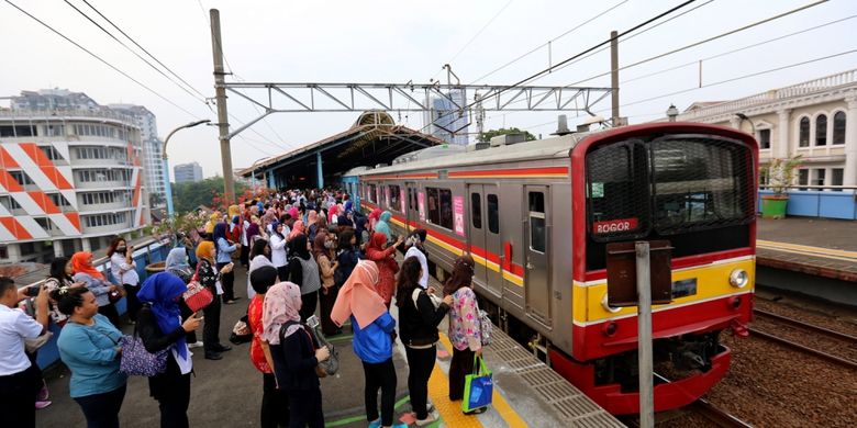 Sejumlah penumpang kereta listrik (KRL) Jabodetabek menunggu di garis batas antrean berwarna hijau di Stasiun Juanda, Jakarta Pusat, Rabu (9/8/2017). Garis batas antrean ini dibuat agar arus keluar masuk penumpang lebih teratur dan diharapkan dapat menghindari aksi saling mendorong sesama penumpang KRL.