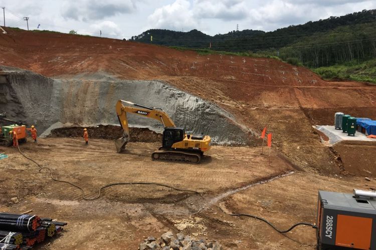 Lokasi proyek pengerjaan kereta cepat Jakarta-Bandung di Kabupaten Bandung Barat, Jawa Barat, Rabu (21/3/2018).