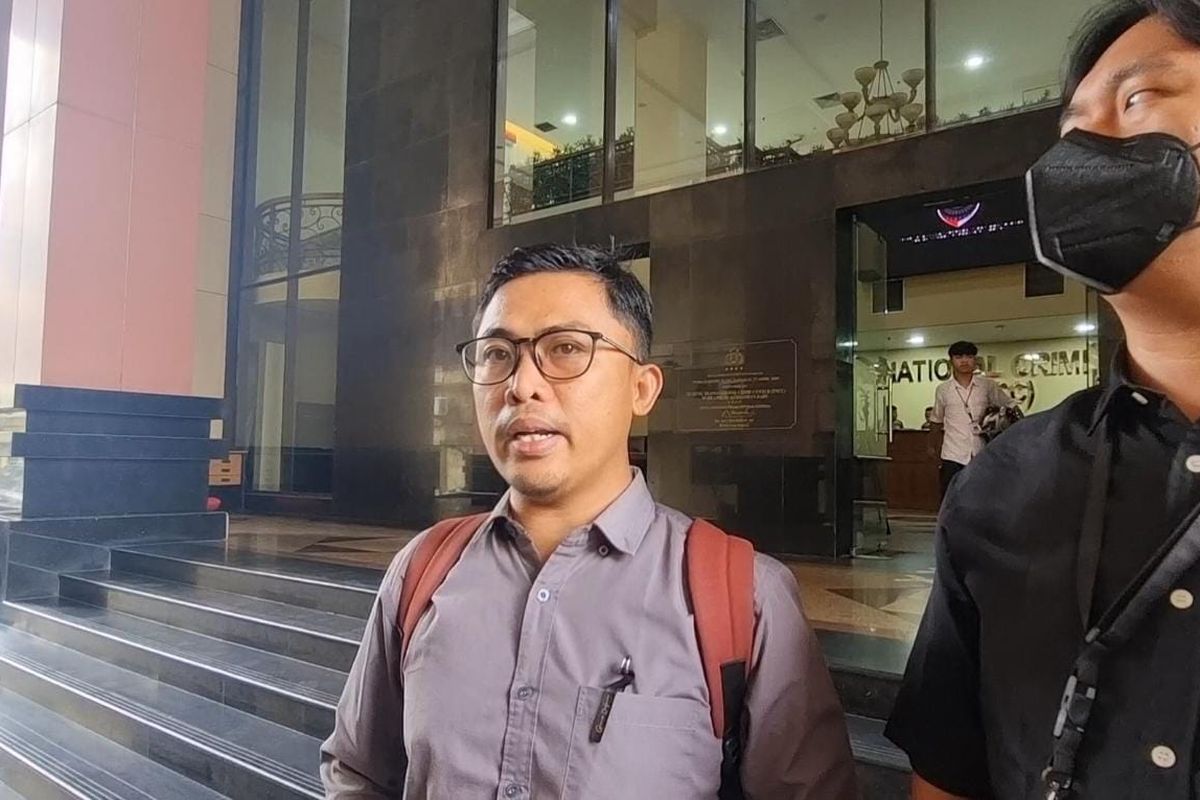 Perwakilan Koalisi Masyarakat Sipil dari YLBHI, Edy Kurniawan Wahid  di Lobi Gedung TNCC, Jakarta, Senin (27/3/2023).