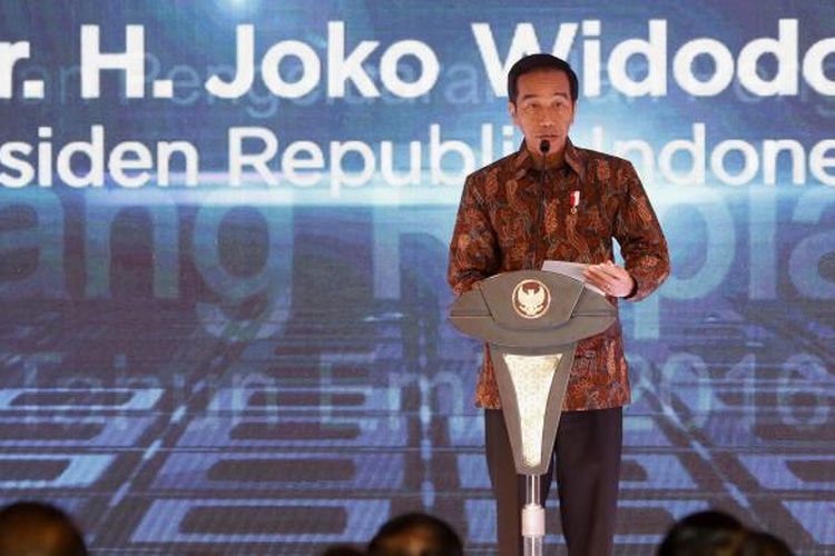 Presiden Joko Widodo saat meresmikan peluncuran uang rupiah baru di Gedung Bank Indonesia, Senin (19/12/2016). Bank Indonesia meluncurkan uang NKRI baru dengan menampilkan 12 pahlawan nasional, Adapun uang desain baru yang diluncurkan hari ini mencakup tujuh pecahan uang rupiah kertas dan empat pecahan uang rupiah logam.