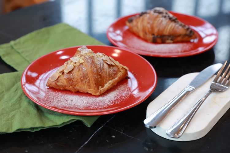 Kalingga Coffee di Bekasi menyediakan pastry seperti Butter Croissant dan Almond Croissant.