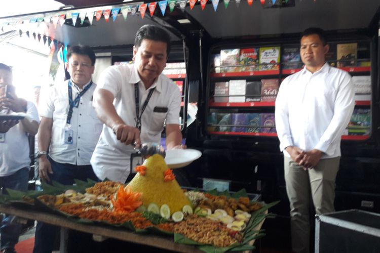 Pimpinan Gramedia melakukan prosesi pemotongan tumpeng saat pembukaan Gramedia Garut, Kamis (19/12/2019)