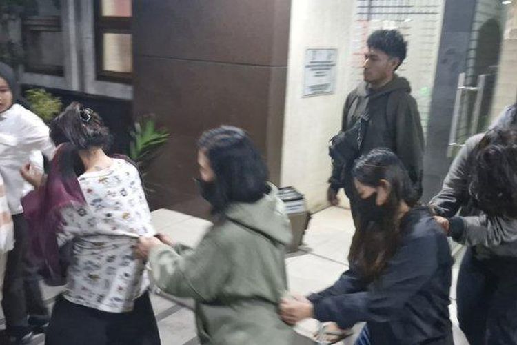 Direktorat Reserse Kriminal Umum Polda Jabar menangkap 12 penjual bayi dijual ke Singapura 