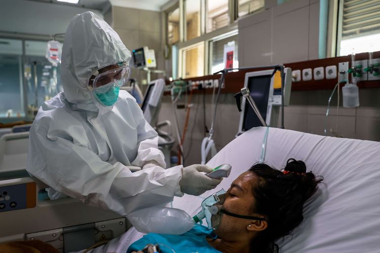 Tenaga kesehatan melakukan perawatan terhadap pasien Covid-19 diruang ICU di RSUD Koja, Jakarta Utara, Selasa (29/6/2021). Rumah Sakit Umum Daerah (RSUD) Koja menjadi rumah sakit (RS) khusus untuk pasien virus corona (Covid-19) sesuai surat edaran Kementerian Kesehatan (Kemkes).