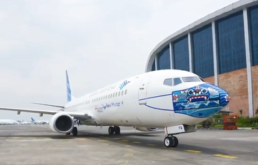 Tangkapan layar pesawat maskapai penerbangan Garuda Indonesia menggunakan masker, Selasa (13/10/2020).