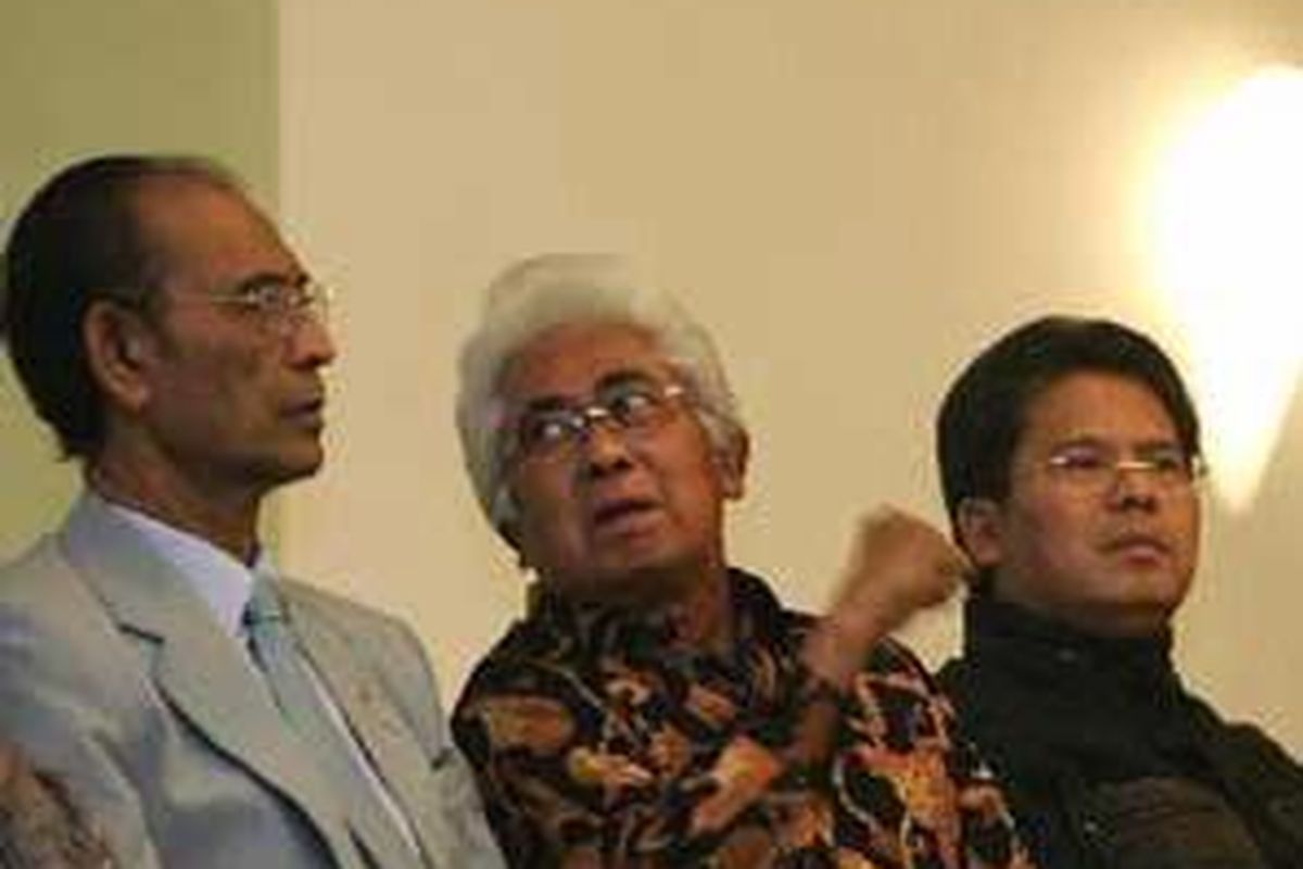 Abdul Rahman Saleh (kiri), pengacara senior Adnan Buyung Nasution (tengah) saat menghadiri Ulang tahun Ke-35 Yayasan Bantuan Hukun Indonesia (dulu LBH) di Hotel Harris, Jumat (28 Oktober 2005).
