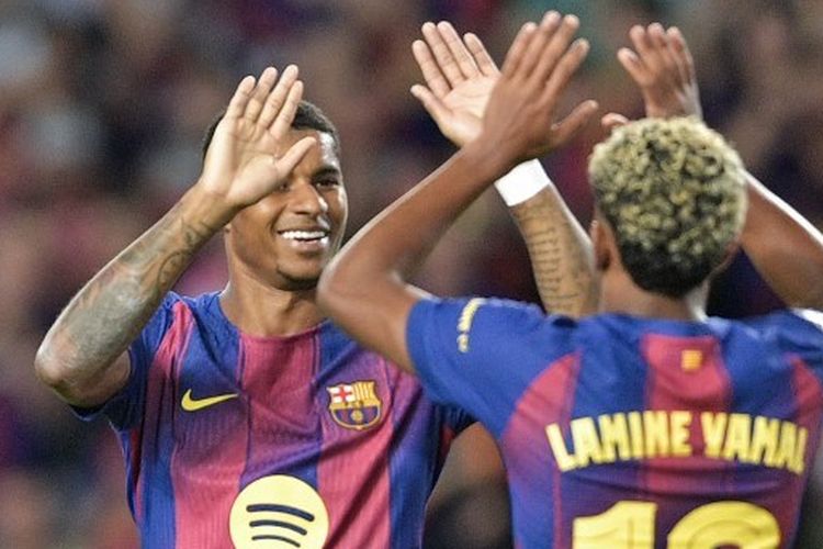 Penyerang Barcelona, Marcus Rashford, merayakan bersama Lamine Yamal setelah mencetak gol keempat timnya dalam laga fase liga Liga Champions UEFA matchday ketiga antara FC Barcelona dan Olympiakos FC di Stadion Olimpiade Lluis Companys, Barcelona, pada 21 Oktober 2025.
