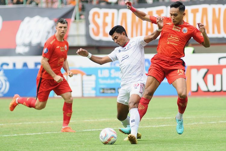 Arema FC Dedik Setiawan dijaga ketat pemain Persija Jakarta saat laga pekan ke-9 Liga 1 2023-2024 yang berakhir dengan skor 2-2 di Stadion Patriot Candrabhaga Kota Bekasi, Minggu (20/8/2023) sore.