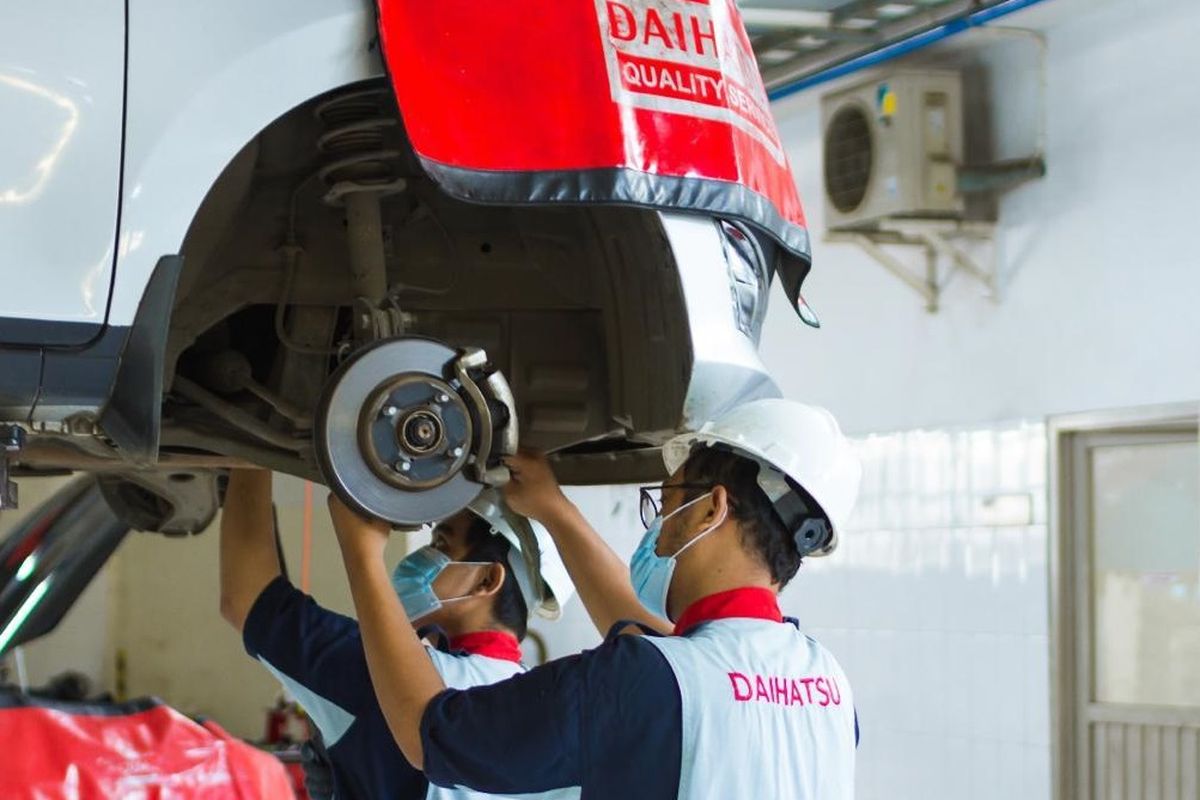 Ilustrasi perawatan mobil di bengkel Daihatsu