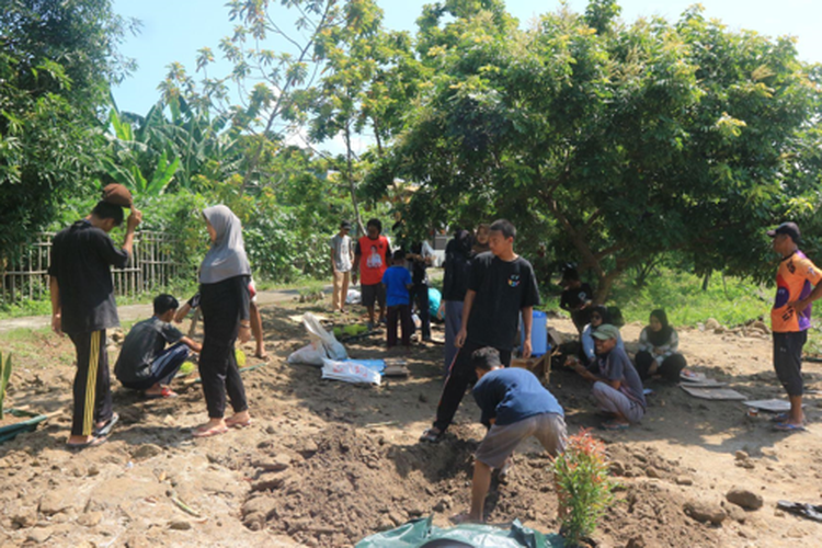 Mahasiswa KKN Undip melakukan revitalisasi lahan kosong di pinggir Sungai Bengawan Solo.