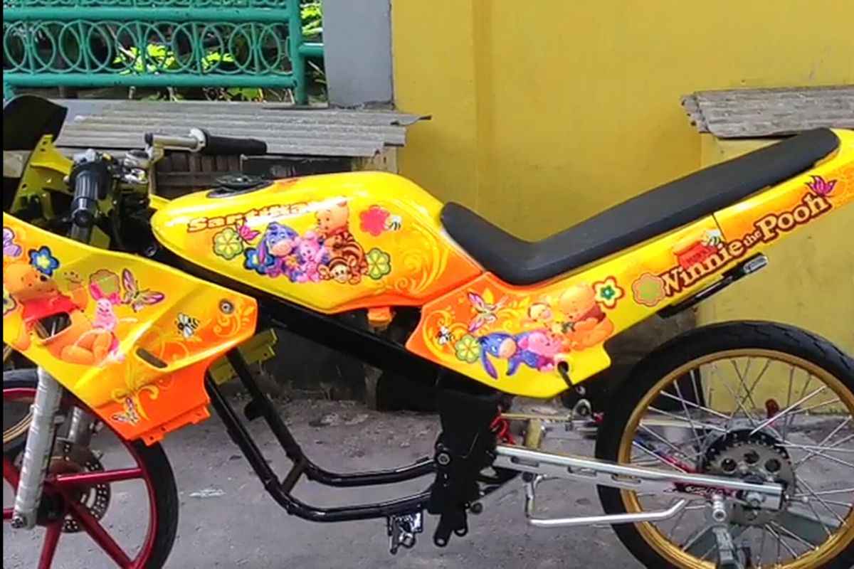 Sejumlah motor sport yang dicorak tokoh kartun. Motif ini banyak diminati. (Foto: dokumentasi R3 painting).