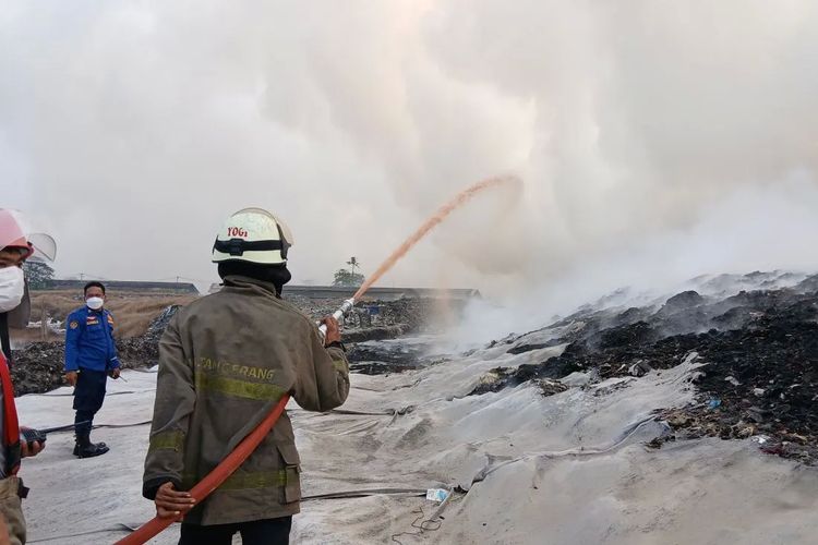 Kebakaran TPA Jatiwaringin Meluas hingga 2 Hektare, Petugas Berjibaku Padamkan Terkendala Angin Kencang