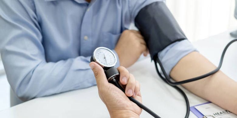 ilustrasi pemeriksaan tekanan darah rendah.