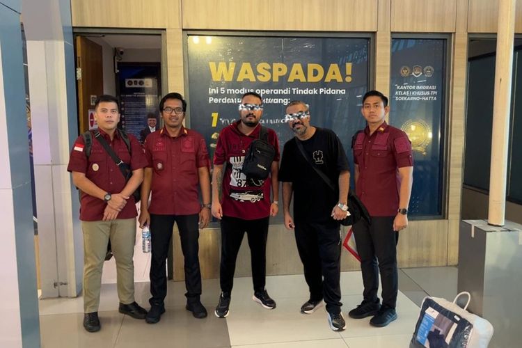 Petugas Imigrasi Kediri, Jawa Timur, mendeportasi dua WNA asal Iran usai terlibat pencurian di Kabupaten Nganjuk, Jawa Timur, Oktober 2025.