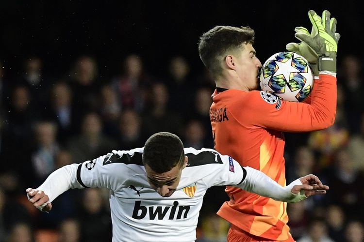 Kiper Chelsea Kepa Arrizabalaga bersaing dengan penyerang Valencia Rodrigo Moreno (kiri) dalam pertandingan Grup H Liga Champions antara Valencia vs Chelsea di Stadion Mestalla di Valencia pada 27 November 2019.