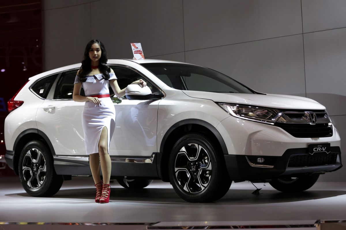 Sales promotion girl berpose di samping Honda CR-V generasi terbaru saat ajang Indonesia International Motor Show (IIMS) 2017 di JI Expo, Kemayoran, Jakarta, Jumat (28/4/2017).