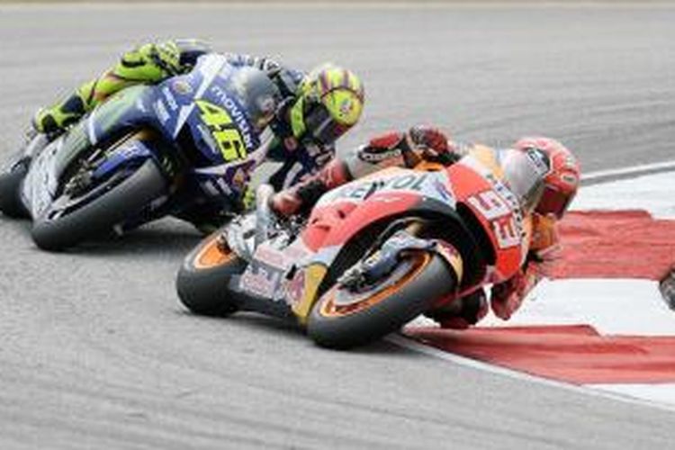 Pebalap Repsol Honda asal Spanyol, Marc Marquez (depan), bersaing dengan pebalap Movistar Yamaha asal Italia, Valentino Rossi, pada balapan GP Malaysia di Sirkuit Sepang, Minggu (25/10/2015).