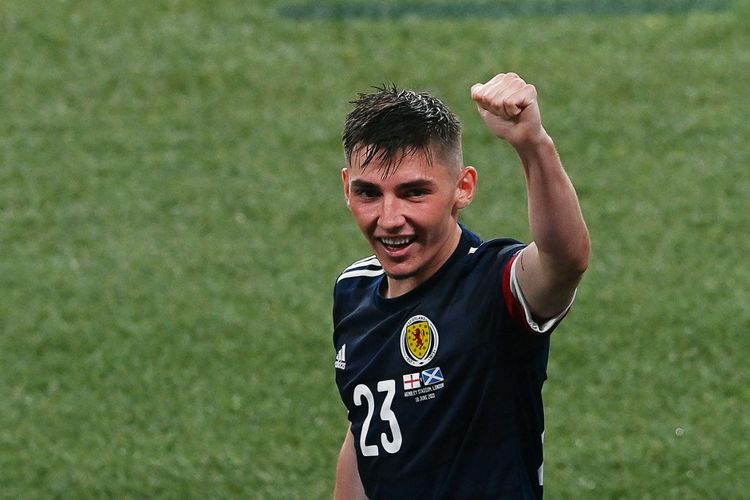 Bintang muda Timnas Skotlandia Billy Gilmour terpilih sebagai Man of the Match alias Pemain Terbaik laga Inggris vs Skotlandia pada Sabtu (19/6/2021) dini hari WIB.