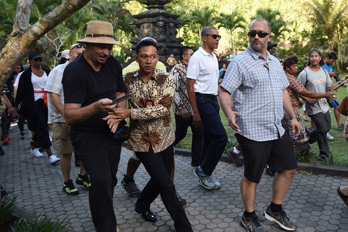 Mantan Presiden AS Barack Obama saat mengunjungi Pura Tirtha Empul di Desa Tampaksiring, Gianyar, Bali, Selasa (27/6/2017). Obama berlibur selama 10 hari di Indonesia, yaitu di Bali dan Jakarta, kota tempatnya menghabiskan masa kecil. Demikian disampaikan oleh pihak berwenang, 24 Juni.