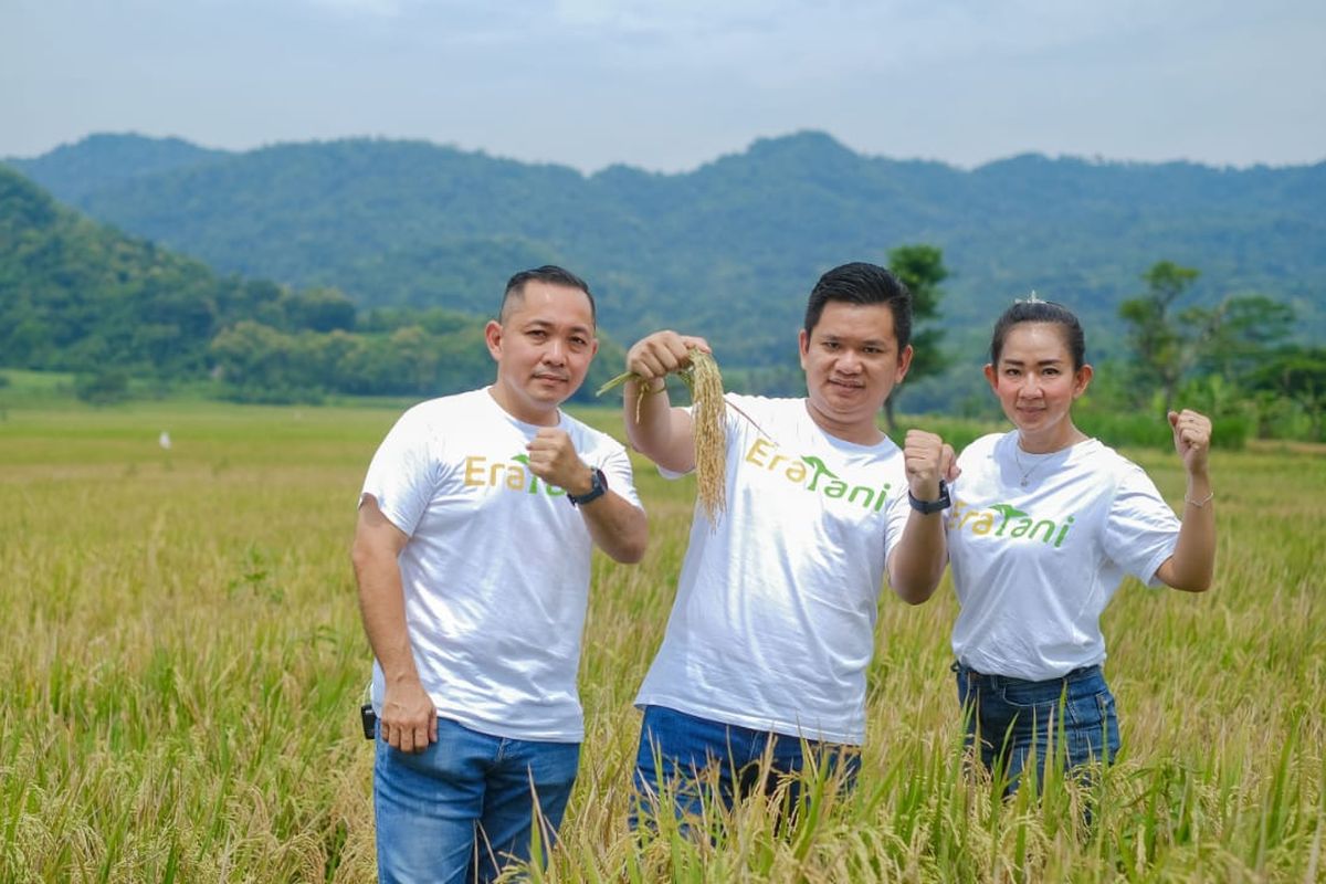 CEO Eratani Adrew Soeherman (tengah) berfoto bersama jajarannya di salah satu ladang petani.