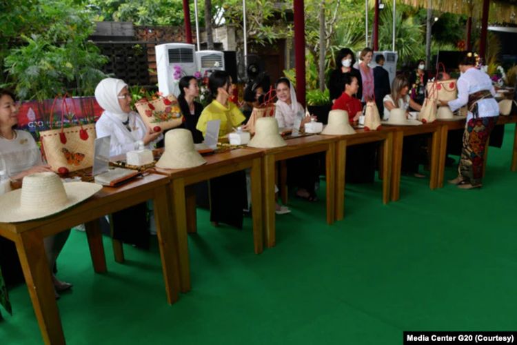 Ibu Iriana Jokowi bersama para pendamping KTT G20 mengikuti workshop menghias dengan teknik decoupage atau transfer media pada kerajinan berbahan dasar daun lontar yang telah dibentuk menjadi tas atau topi.