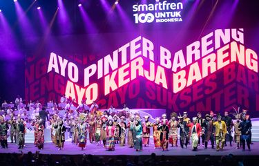 PT Smartfren Telecom Tbk menyelenggarakan pergelaran seni dan budaya bertajuk ?Malam 100 Cinta? di Jakarta International Expo (Jiexpo), Kemayoran, Jakarta, Sabtu (9/12/2023).