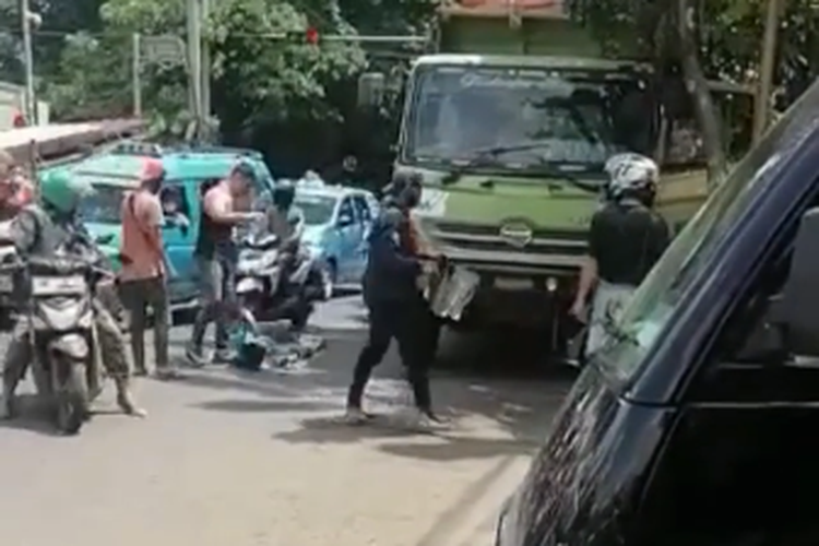 Seorang sopir truk dibanting oleh pria berbadan kekar di lampu merah Cibubur, Rabu (2/3/2022).