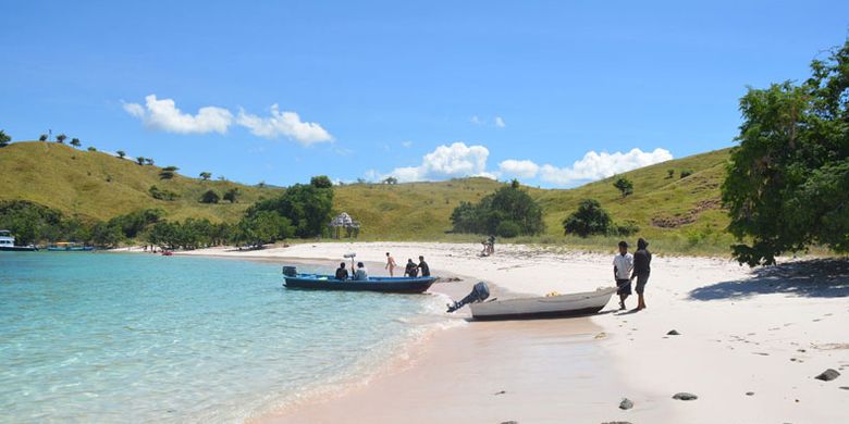 Wisatawan berjalan-jalan di pasir Pink Beach di kawasan Taman Nasional Komodo, Manggarai Barat, Flores, NTT, Rabu (10/5/2017).