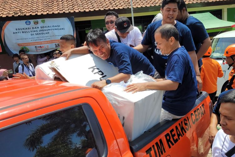 Simulasi evakuasi logistik pemilu saat terjadi banjir di TPS 6 Desa Gebangsari, Kecamatan Tambak, Kabupaten Banyumas, Jawa Tengah, pada Minggu (28/1/2024).