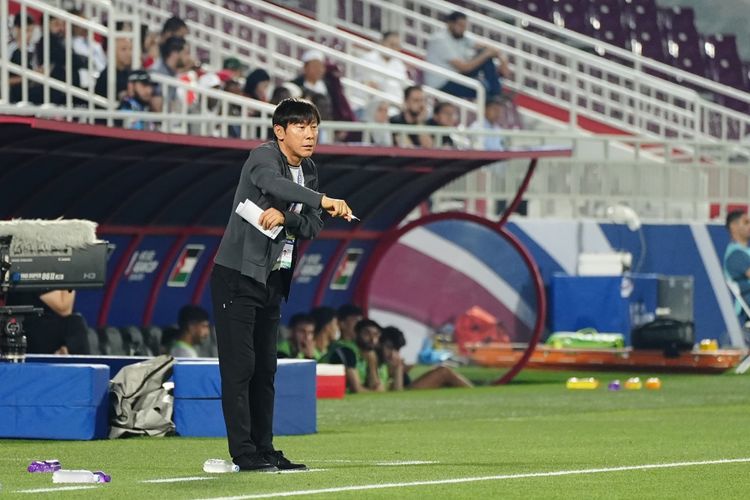 Pelatih timnas U23 Indonesia, Shin Tae-yong, saat mendampingi Garuda Muda dalam laga kontra Kora Selatan di perempat final Piala Asia U23 2024.