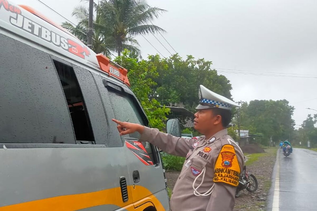 Polisi saat melakukan olah TKP 