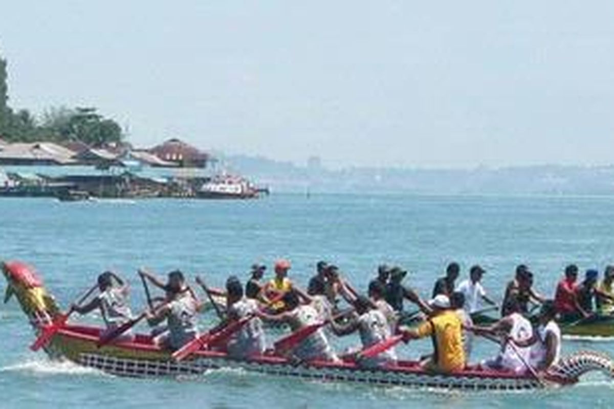 Para peserta lomba Sea Dragon Boat berlatih di perairan Belakang Padang, Batam, Kepulauan Riau, Jumat (16/11/2012). Peserta dari Indonesia, Singapura, dan Malaysia berkompetisi dalam lomba yang akan berlangsung hingga Minggu (17/11/2012) itu. Lomba tersebut salah satu alternatif atraksi menarik wisatawan ke Batam.  