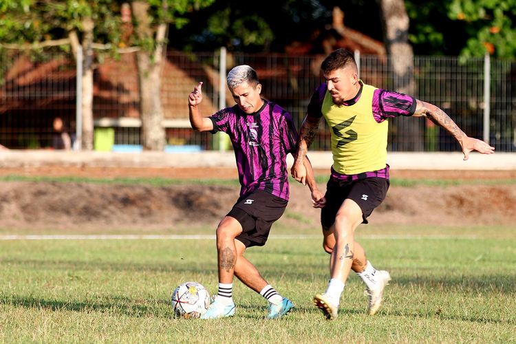 Pemain asing Arema FC Ariel Lucero dan Charles Raphael berebut bola saat latihan terakhir jelang kick off Liga 1 2023-2024 di lapangan luar Stadion Kanjuruhan Kepanjen, Kabupaten Malang, Kamis (29/6/2023) sore.