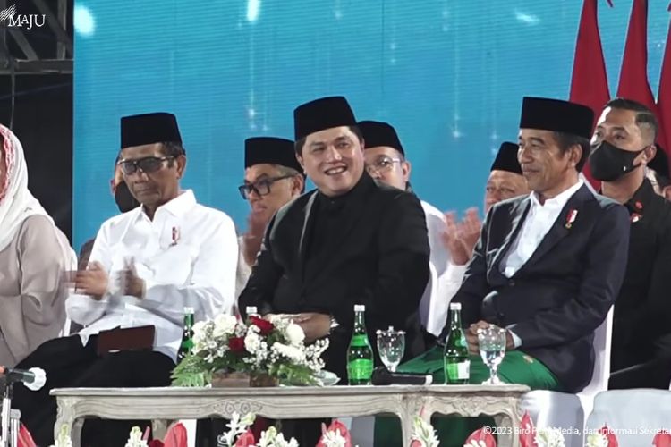 Menteri BUMN Erick Thohir tersenyum saat disapa sebagai 'sahabat Banser' oleh Ketua Umum PBNU Yahya Cholil Staquf dalam acara Festival Tradisi Islam Nusantara di Banyuwangi, Senin (9/1/2023) malam. 