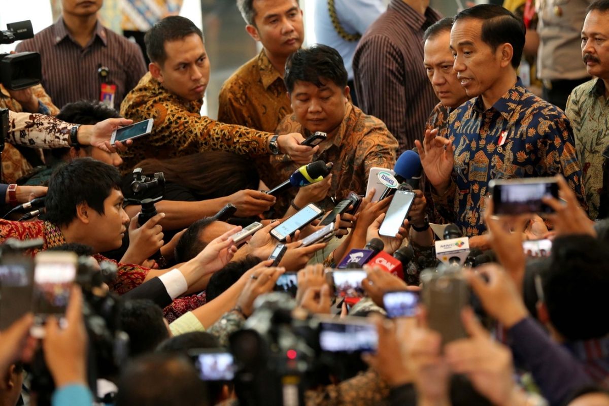 Presiden Joko Widodo memberikan keterangan pers di Bursa Efek Indonesia (BEI), Jakarta, Selasa (4/7/2017). Kedatangan Presiden Joko Widodo dalam rangka kunjungan kerja dan dialog ekonomi dengan para pelaku pasar modal.