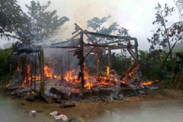 Rumah dan pondok warga masyarakat adat Semende yang berada di dalam kawasan Taman Nasional Bukit Barisan Selatan (TNBBS), Kecamatan Nasal, Kabupaten Kaur, Bengkulu, dibakar petugas, pada 22 Desember 2013.